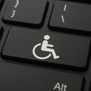 Bild einer Tastatur, auf deren Taste ein Rollstuhlsymbol zu sehen ist.