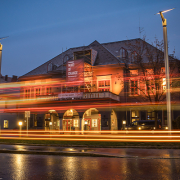 Bild vom Orpheum Graz in Orange beleuchtet und mit orangen und roten Lichtern durchzogen.