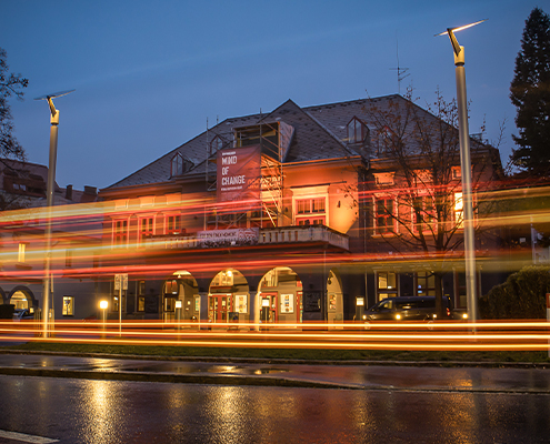 Bild vom Orpheum Graz in Orange beleuchtet und mit orangen und roten Lichtern durchzogen.