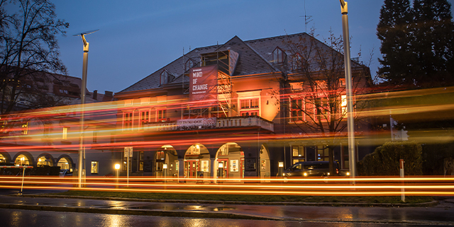Bild vom Orpheum Graz in Orange beleuchtet und mit orangen und roten Lichtern durchzogen.